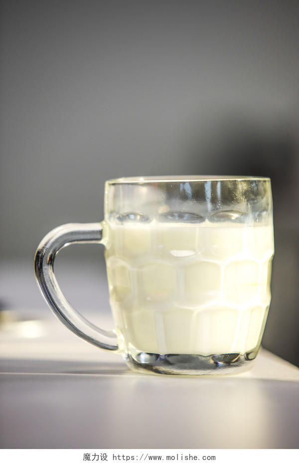 白色牛奶早餐甜品图片